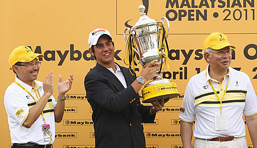 Der erst 17-jährige Golfer Matteo Manassero gewinnt die Maybank Malaysian Open in Kuala Lumpur. Man beachte auch das Sponsorlogo auf seiner Kappe