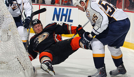Schwächeanfall? Zumindest kann sich Todd Marchant (l.) von den Anaheim Ducks im NHL-Spiel gegen Nashville nicht mehr auf den Beinen halten