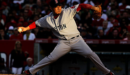Das Ziel fest im Blick: Daisuke Matsuzaka holt zu einem Pitch aus im MLB-Spiel der Los Angeles Angels gegen die Boston Red Sox