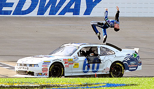 Da geht jemand vor Freude in die Luft: Carl Edwards feiert seinen Sieg bei den Nashville 300 der NASCAR-Serie mit einem Salto