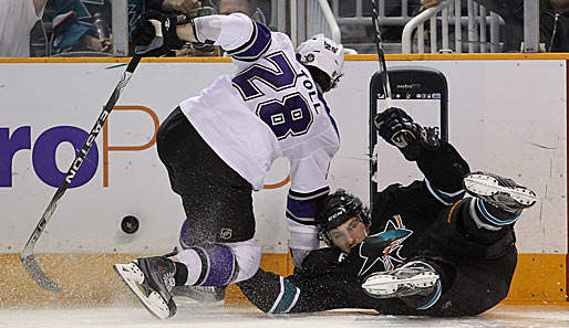 Vollen Einsatz zeigen Jason Demers und Jarrett Stoll im NHL-Playoffspiel zwischen den San Jose Sharks und den Los Angeles Kings