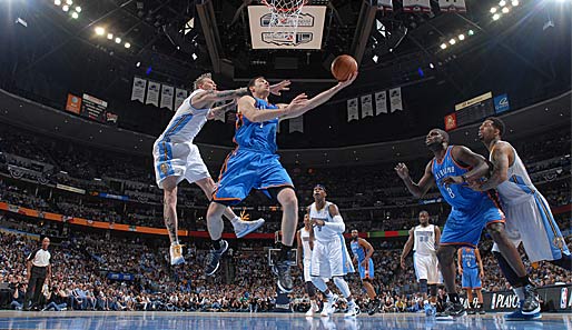NBA Playoffs: Oklahomas Nick Collison mit einem gefühlvollen Korbleger gegen Denver Nuggets Center Chris "Birdman" Andersen