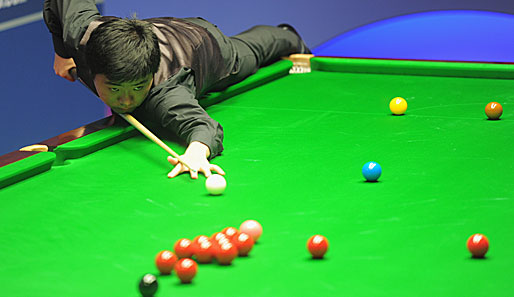 Ding Junhui musste sich im Snooker-Match gegen Stuart Bingham ganz lang machen, um nach 25 Frames als Sieger den Tisch zu verlassen