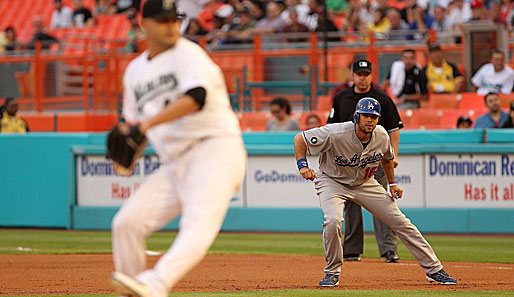 Im Fokus: Andre Ethier von den Los Angeles Dodgers beobachtet in der MLB Floridas Pitcher Ricky Nolasco ganz genau. Jeden Moment könnte er losrennen