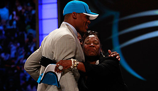 Cam Newton war der Nummer-1-Pick der Carolina Panthers beim diesjährigen NFL-Draft. Da freut sich natürlich auch die Mami
