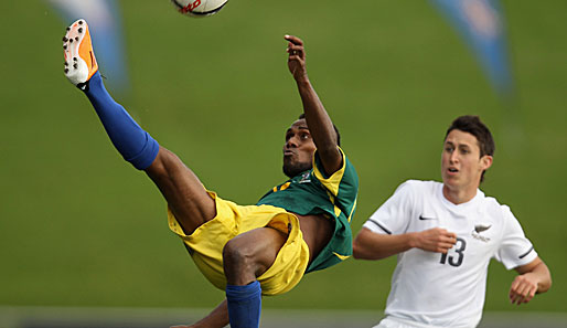 Fußball-Akrobatik at its best: Leonard Rokoto von den Salomoninseln setzt im Match gegen Neuseeland zum Fallrückzieher an
