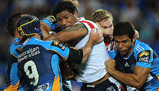 Alle gegen einen ist doch unfair! Frank-Paul Nuuausala von den Sydney Roosters macht im Rugby-Match gegen die Gold Coast Titans keinen glücklichen Eindruck
