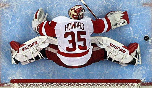 Unglaublich, wie beweglich diese NHL-Goalies sind! Jimmy Howard von den Detroit Red Wings gibt alles, um seinen Kasten in den Playoffs sauber zu halten