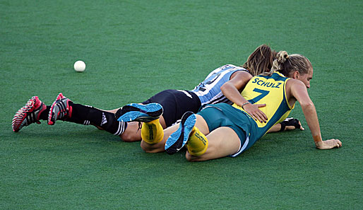 Da haben sich zwei aber so richtig lieb: Jodie Schulz (r.) und Delfina Merino beim Hockeymatch zwischen Australien und Argentinien