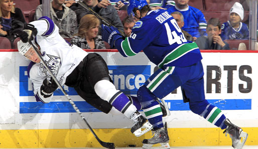 Rummmms! Auf dem Weg zur Presidents' Trophy räumen die Vancouver Canucks mit Alexandre Bolduc (r.) die Los Angeles Kings in der NHL mit 3:1 vom Eis