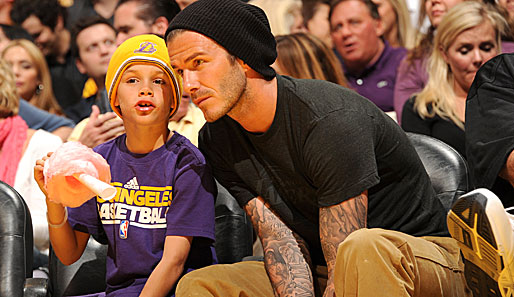 Unter den zahlreichen Prominenten im Staples Center tummelten sich auch Los-Angeles-Galaxy-Star David Beckham (r.) und Sohnemann Romeo