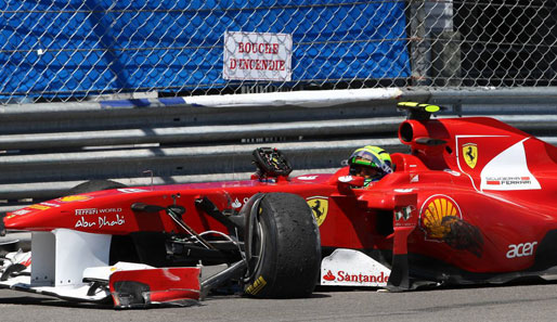 Während vorne bei Vettel, Alonso und Co. die Post abging, lieferte sich Felipe Massa ein Privatduell mit Lewis Hamilton. Am Ende bekam der Brasilianer den Mauer-Kuss