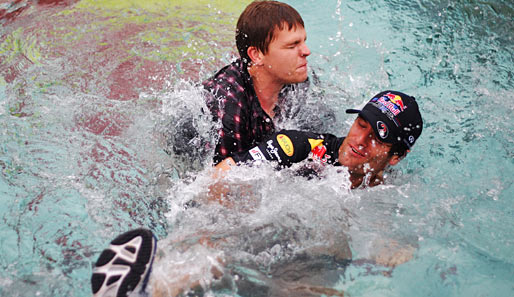 Mark Webber ist eher Schwimmer als Fußballer und dazu offensichtlich zu jedem Spaß bereit. Er warf kurzerhand "BBC"-Kommentator Jake Humphrey in den Pool