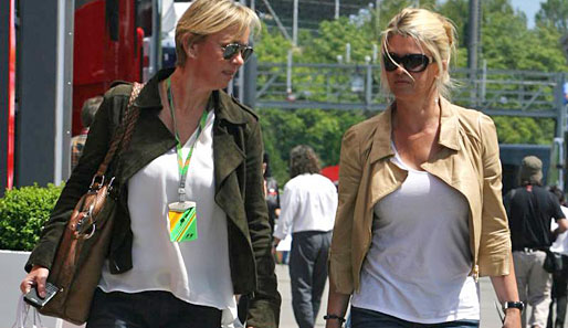 Das sind die Frauen an Michael Schumachers Seite. Seine Frau Corinna (r.) in Begleitung seiner Pressesprecherin Sabine Kehm