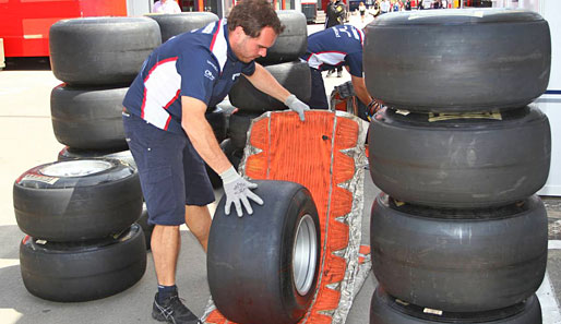 Immer schön die neuen Reifen einpacken! Diese Williams-Mechaniker sind gerade dabei, die neuen harten Pirelli Reifen in die Heizdecken zu wickeln