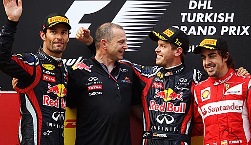 Nass aber glücklich. Das Podium auf einen Blick: Fernando Alonso, Sebastian Vettel, Red-Bull-Chef-Ingenieur Mark Ellis und Mark Webber (von rechts)