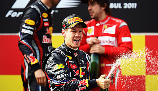 Mittlerweile ein gewohntes Bild: Vettel bei der obligatorischen Champagnerdusche
