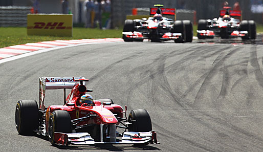 Lediglich Fernando Alonso im Ferrari konnte einigermaßen mithalten und wurde für ein starkes Rennen mit dem dritten Platz belohnt. Im Hintergrund die beiden McLaren