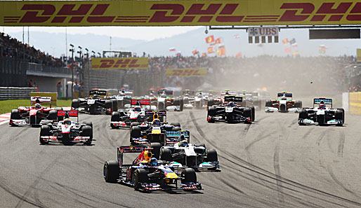 Der Start selbst ging zum Glück ohne Kollisionen ab. Sebastian Vettel behauptete Platz eins ohne Probleme, dahinter preschte Rosberg vor auf Rang zwei