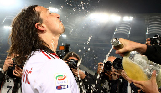 Champagner für alle! Zlatan Ibrahimovic und der AC Milan haben zum 18. Mal den Scudetto gewonnen