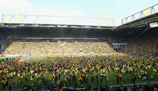Die BVB-Fans hält es nach dem Spiel nicht auf den Sitzen: Invasion im Signal-Iduna-Park