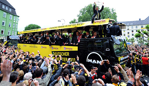 Der Tag danach in Dortmund: Der deutsche Meister erreicht per Bus-Corso die Party am Borsigplatz. Und Lucas Barrios hat die Schale!