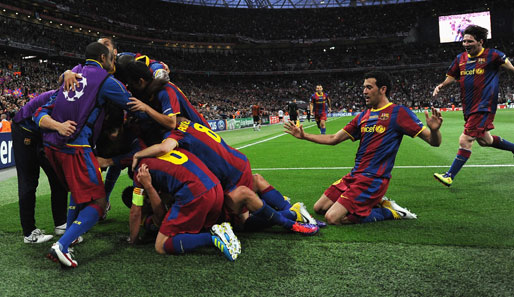 Group hug: Spätestens nach dem 3:1 war auch bei den Barca-Spielern big party angesagt, ganz im Gegensatz zum...