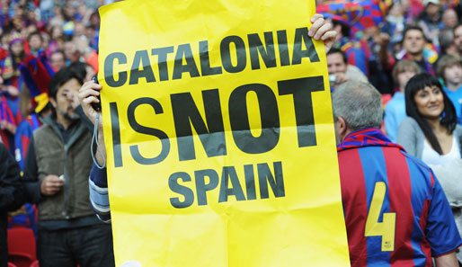 Vor dem Spiel war sogar noch Zeit für eine kleine politische Note durch ein Plakat von katalonischen Freiheitskämpfern und...
