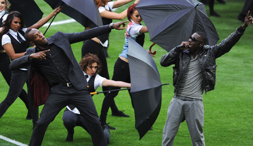 ...einen Auftritt von Usain "Lightning" Bolt (l.), der selbst für die heranstürmenden Ladies mit Regenschirmen zu schnell war