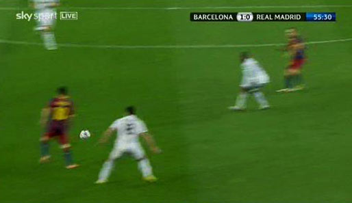 Trotzdem erkennt Iniesta die Lücke. Messi bleibt vom Pass weg und lässt durch