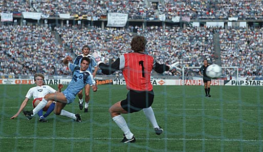 Hamburger SV - Stuttgarter Kickers 3:1 (1987): Dietmar Beiersdorfer (l.) vom HSV glich früh gegen den Zweitligisten aus. Die beiden Siegtreffer fielen dann erst ab der 88. Minute