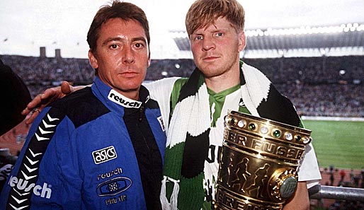 Borussia Mönchengladbach - VfL Wolfsburg 3:0 (1995): Gladbach-Trainer Bernd Krauss (l.) und Stefan Effenberg freuten sich maßlos über den Pokalsieg gegen den Zweitligaverein