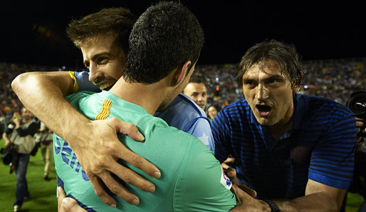 Wenn Männer Gefühle zeigen: Zuerst herzt Pique seinen Teamkollegen Sergio Busquets, bevor die Beiden...