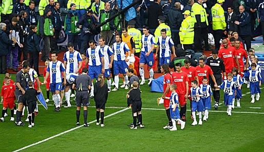 Letztmals standen sich im Jahr 2007 zwei Mannschaften aus demselben Land in einem Finale gegenüber. In Glasgow traf Espanyol Barcelona (blau-weiß) auf den FC Sevilla (rot)