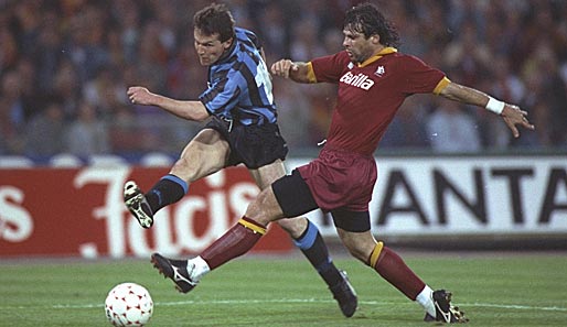 Ein italienisches Finale hatten die Zuschauer auch schon 1991 gesehen. Angeführt von Lothar Matthäus (l.) gewann Inter Mailand zu Hause gegen den AS Rom mit 2:0