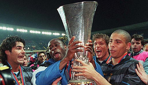 Am Ende hieß es 3:0 und Inter nahm den Pokal mit nach Mailand. Francesco Colonnese, Taribo West, Francesco Moriero und Ronaldo (v.l.n.r) herzen den Pott