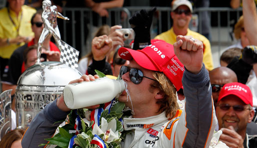 Like a champ: Indy-Sieger Dan Wheldon feierte seinen zweiten Sieg im Nudeltopf standesgemäß mit einer Pulle Milch