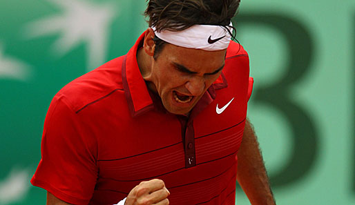 Tag 13: Roger Federer schreit die Freude über seinen Halbfinal-Sieg gegen Novak Djokovic heraus. Im Finale wartet nun Rafael Nadal