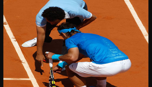 Aus oder nicht aus? Nadal diskutiert mit dem Schiedsrichter über einen Abdruck