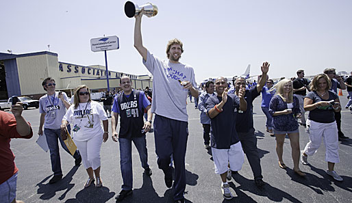 "I'm that dude" steht auf seinem T-Shirt: Nowitzki streckt den Finals-MVP-Pokal in die Höhe und wird von den Fans gefeiert
