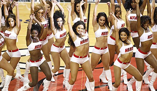Die Cheerleader der Miami Heat machen dem Teamnamen mal wieder alle Ehre. Danke für die Portion Eye Candy, Mädels