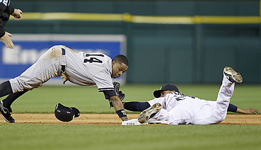 Starker Catch! Curtis Granderson (l.) von den N.Y. Yankees zieht in der MLB vor Detroits Jhonny Peralta den Hut