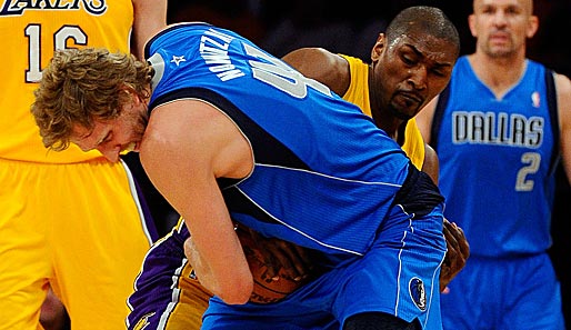 Meiner! Nein, Meiner! Dirk Nowitzki (l.) und Ron Artest streiten sich in den NBA-Playoffs um den Ball. Am Ende gewinnen die Mavs bei den Lakers 96:94
