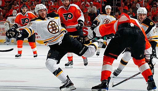 Eiskunstlauf? David Krecji von den Boston Bruins (l.) setzt in den NHL-Playoffs gegen die Philadelphia Flyers zum Doppelaxel an