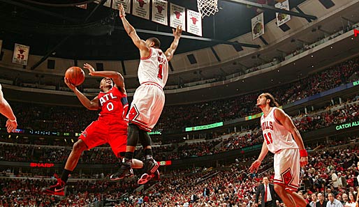 Weniger erfolgreich lief's für Derrick Rose (M.) und Chicago. Die Bulls verloren Spiel eins zuhause gegen Atlanta mit 95:103