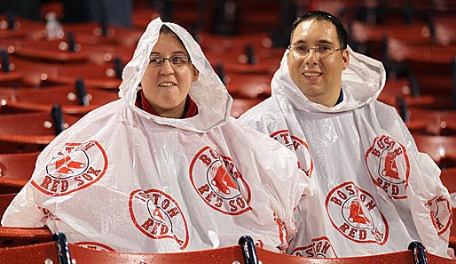 Nicht aus Zucker! In Merchandise-Müllsäcken verharrten diese Boston-Red-Sox-Fans beim MLB-Spiel gegen die L.A. Angels tapfer im Regen
