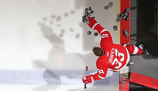 Ohne Puck kann man schwer Eishockey spielen. Kris Draper von den Detroit Red Wings geht vor dem dritten Semifinale gegen die San Jose Sharks auf Nummer sicher