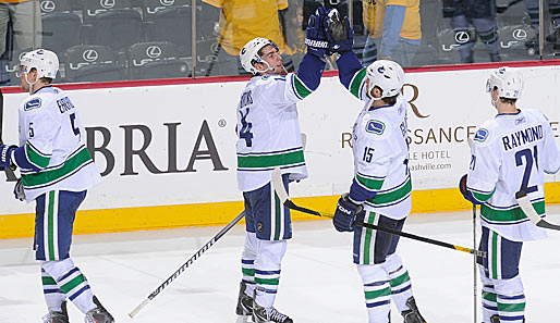 Ringel Ringel Reihe: Alex Burrows (l.) und Tanner Glass (r.) von den Vancouver Canucks zelebrieren in den NHL-Playoffs den Kindertanz. Die Kollegen wenden sich ab