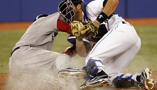 MLB: Nichts wie ran an die Buletten. Aber auf dem rasanten Weg zum Essen knallen J.P. Arencibia (Toronto Blue Jays) und Carl Crawford (l., Boston Red Sox) ineinander