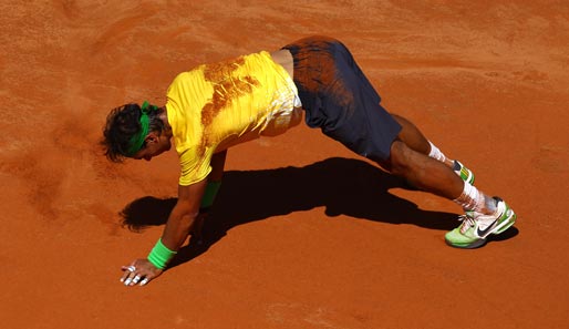 Liegestützen auf dem Centre Court? Rafael Nadal zeigte beim ATP-Turnier in Rom, dass er ein Stehaufmännchen ist. Nach Satzrückstand gegen Paolo Lorenzi drehte er die Partie